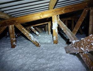 Zateplení stropu ubytovny pomocí foukané izolace